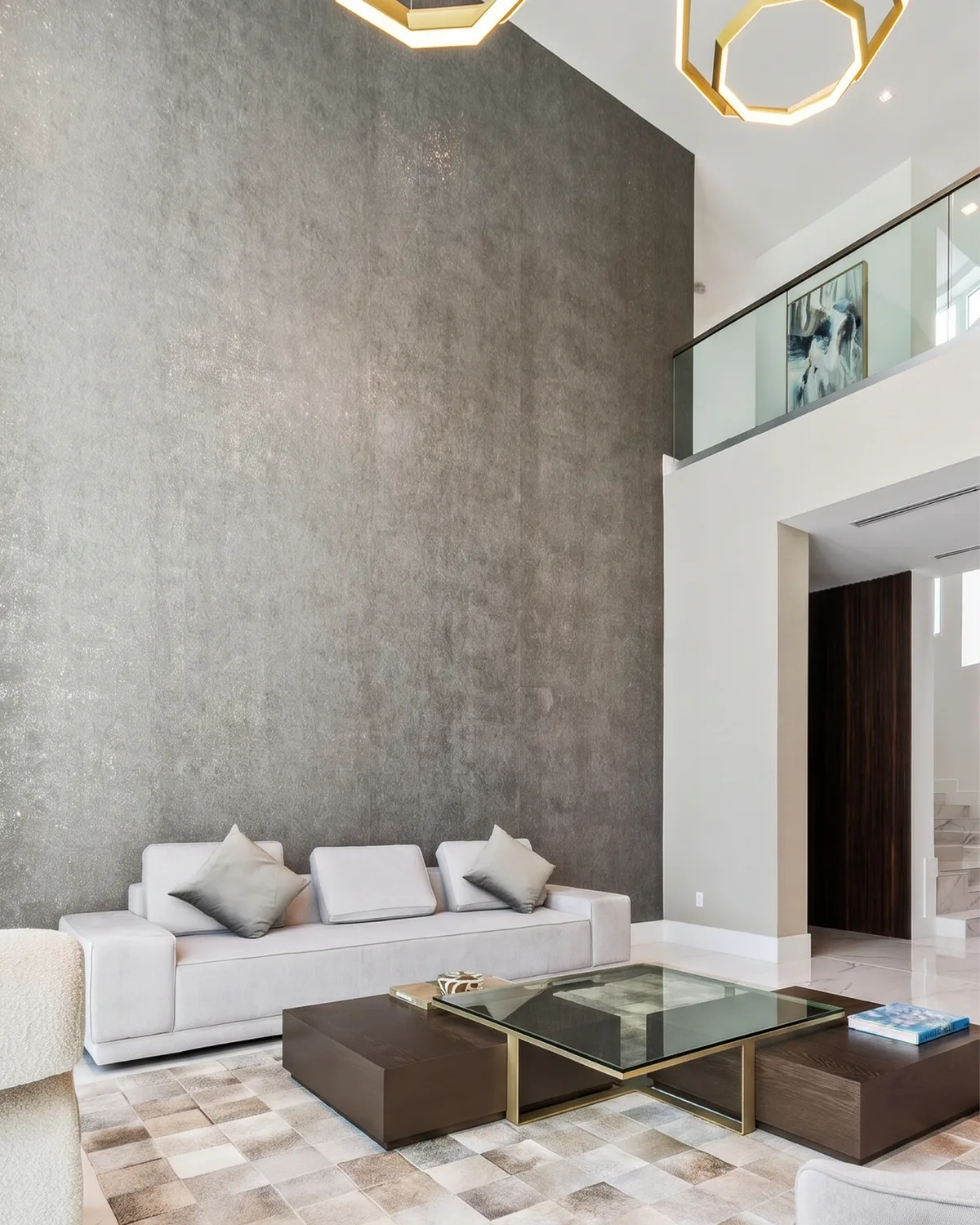 El salón con la pared desnuda, antes