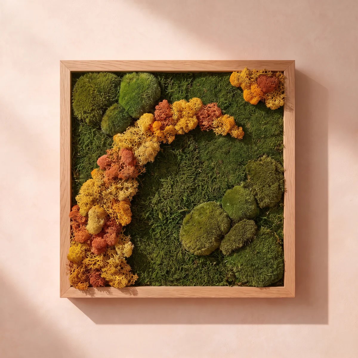 Una composición en tonos cálidos con texturas de musgo y liquen preservados, en un marco cuadrado de roble claro.