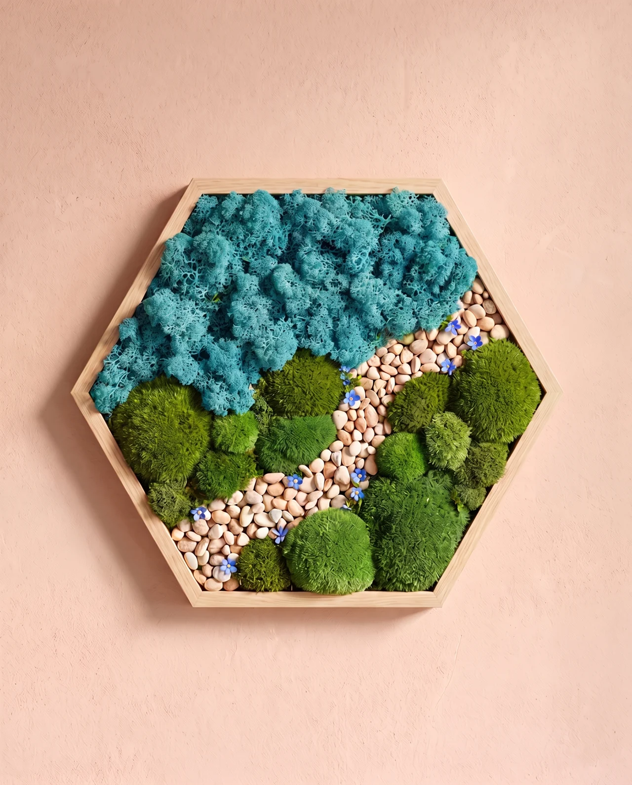 Una base hexagonal de liquen turquesa rodea cojines verdes, pequeñas flores azules y una franja de piedras claras.