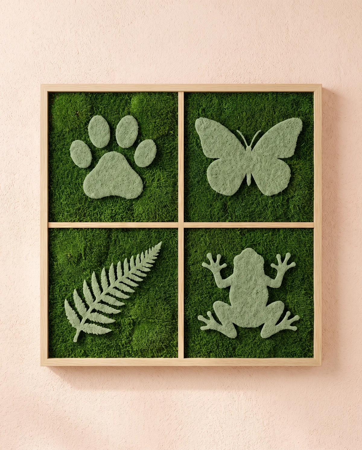Cuatro signos de musgo —huella, mariposa, helecho y rana— comparten una retícula verde en un marco cuadrado.