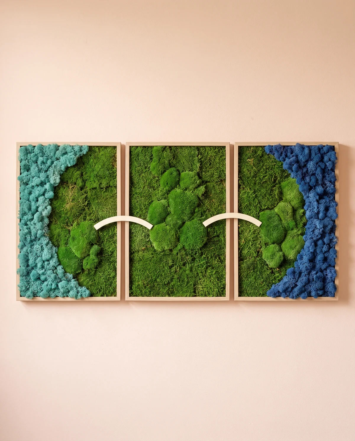 Tres paneles enlazan dos campos azules mediante una franja de musgo verde que representa un territorio compartido.