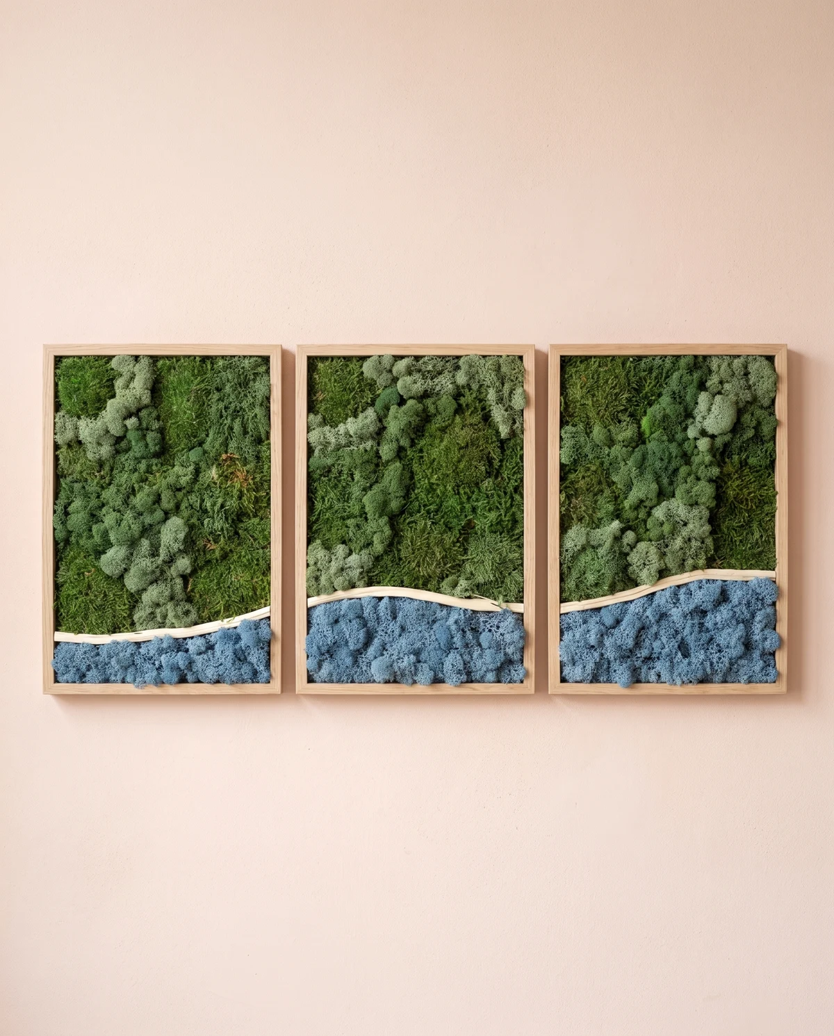 Tres horizontes de musgo y azul muestran un movimiento que cambia sin romper su continuidad.