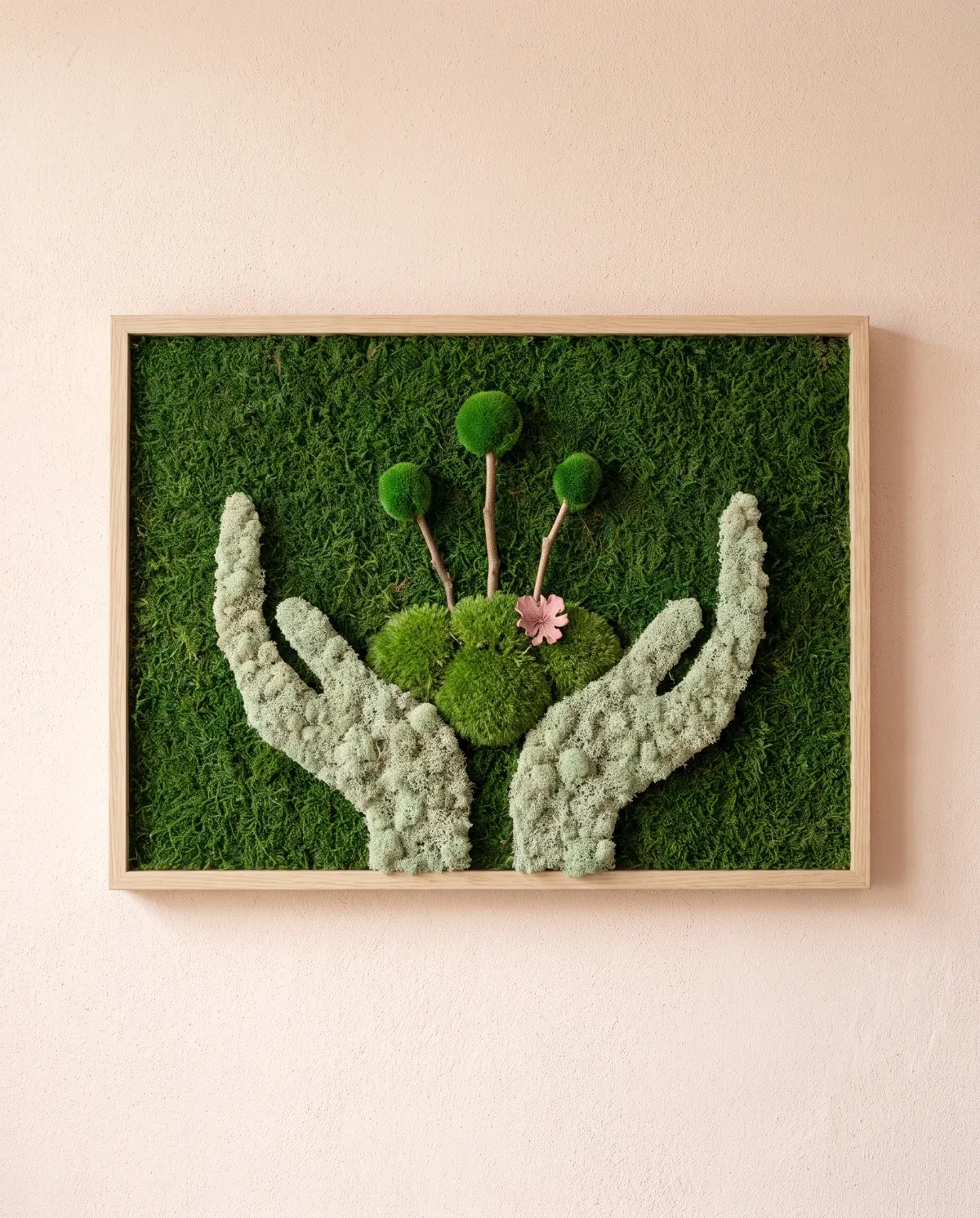 Dos manos abstractas de musgo sostienen un pequeño jardín de tres brotes.