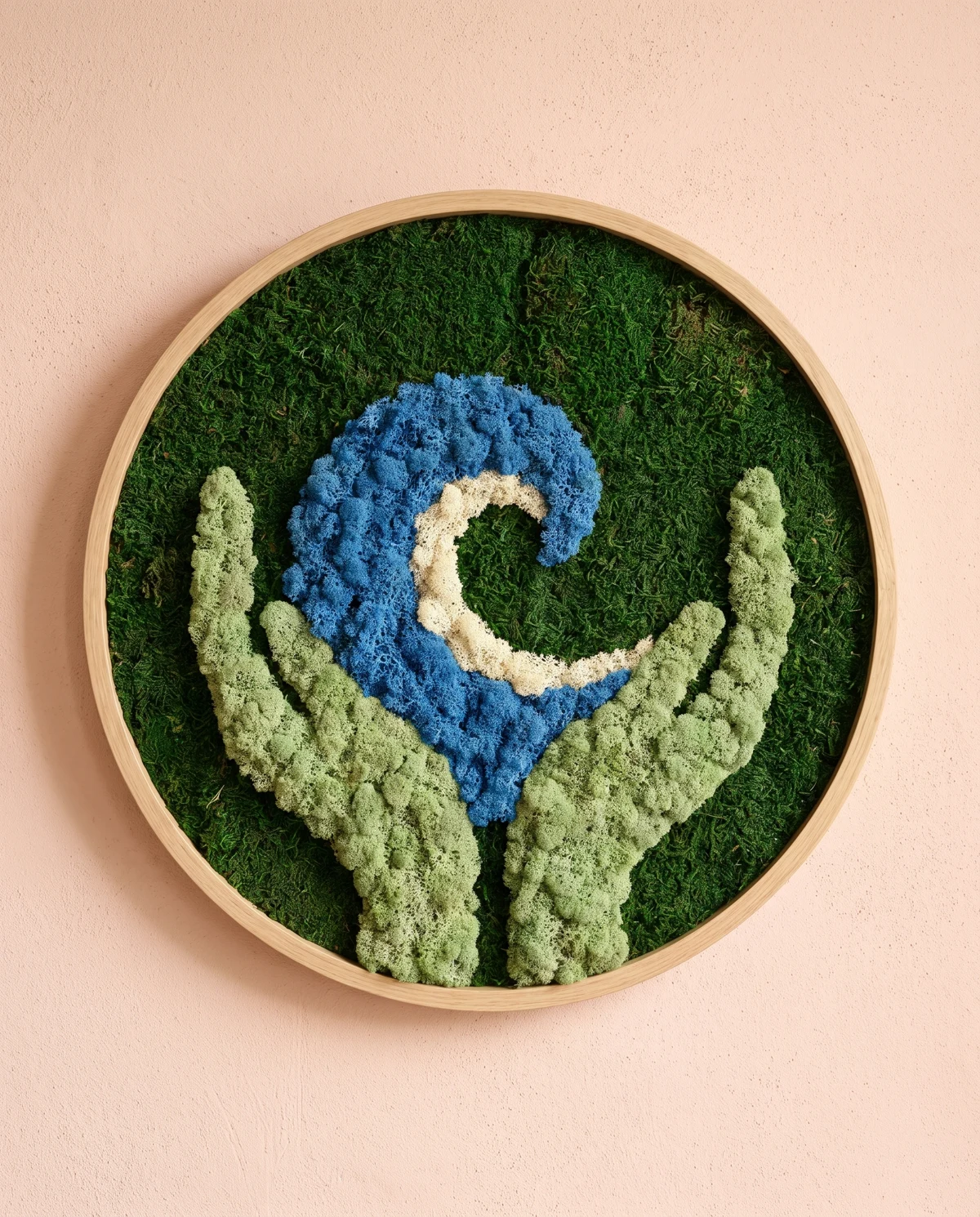 Dos formas verdes abiertas sostienen una ola azul, rodeada por un círculo de musgo profundo.