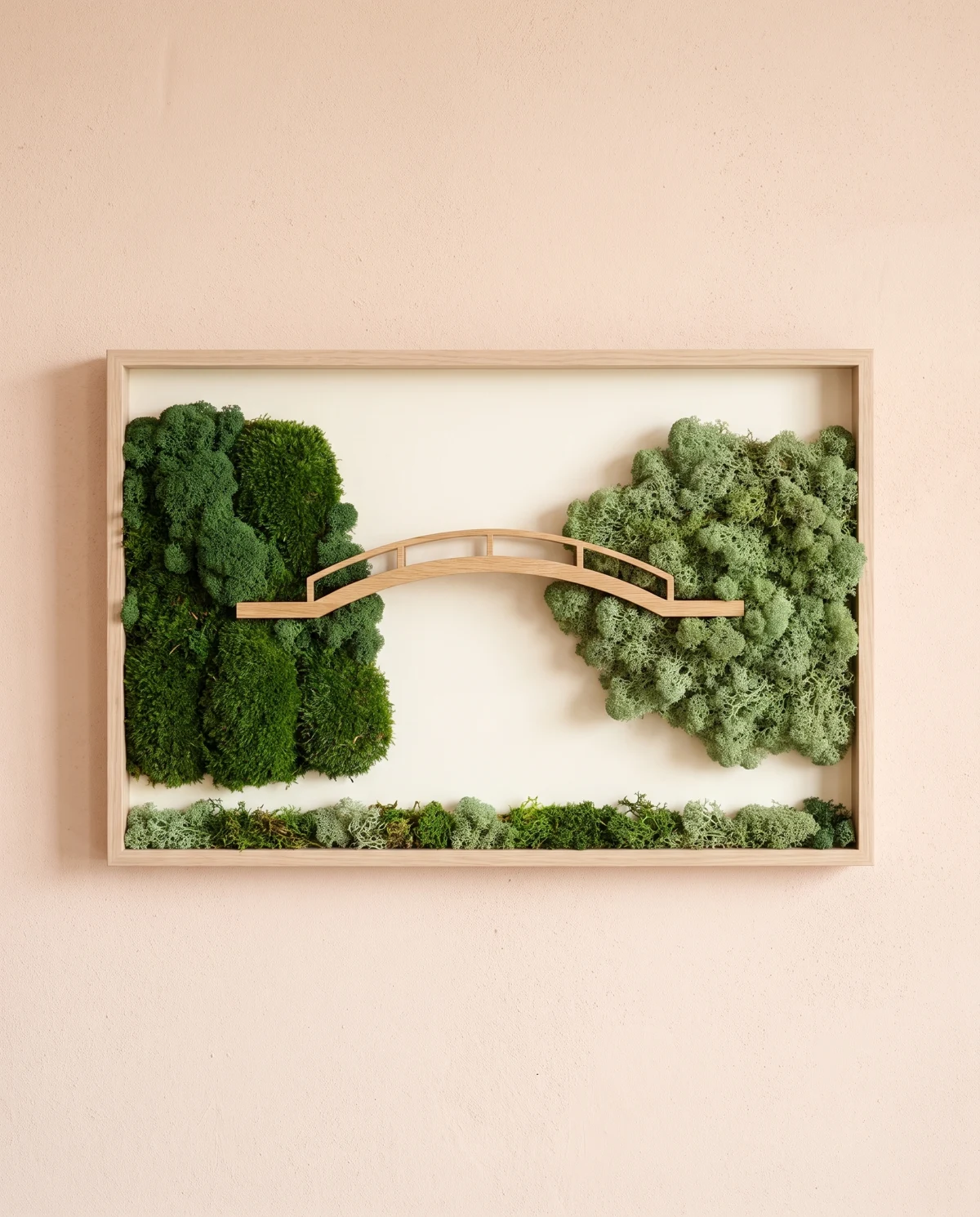 Un arco de madera une dos volúmenes verdes separados por un espacio sereno.