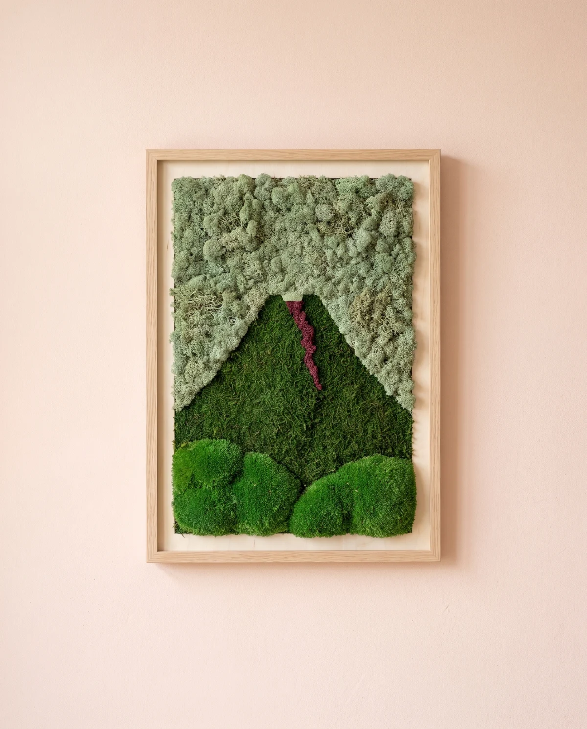 Un volcán de musgo oscuro se eleva sobre laderas verdes, con una pequeña veta granate que sugiere energía contenida.