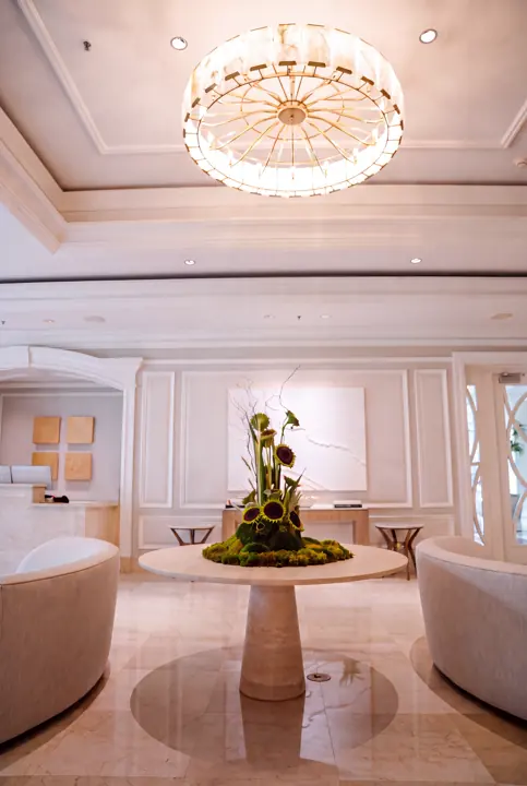 El centro del lobby. Un arreglo de musgo y flor sobre la mesa central.
