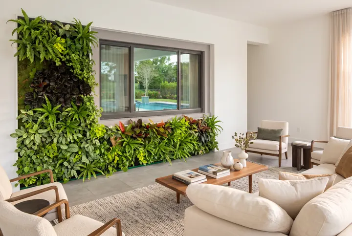Un muro vivo dentro de casa. Jardín vertical alrededor de la ventana del salón.