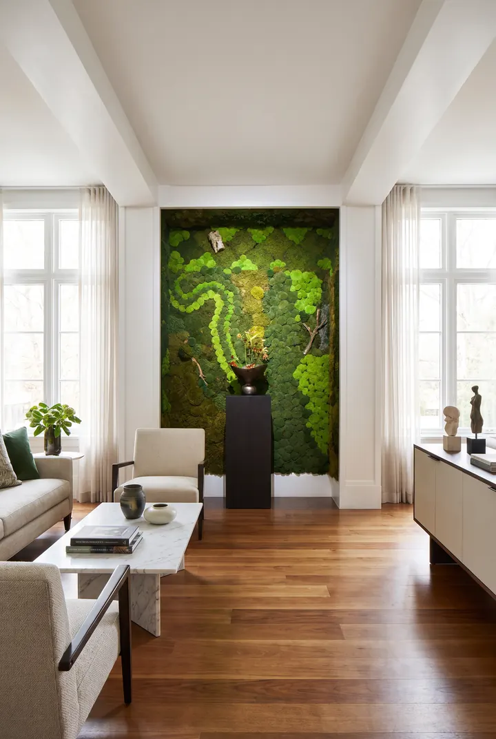 Un muro al fondo. Musgo con un dibujo en verde lima al fondo de la sala.
