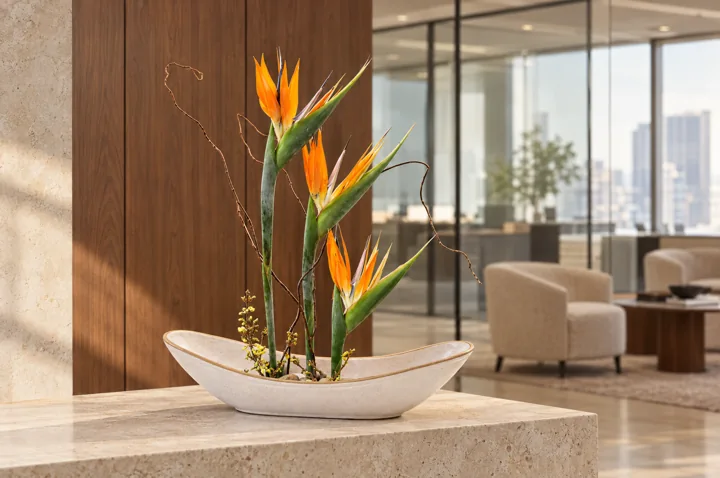 Naturaleza al recibir Flores naranjas y líneas verticales junto a la recepción. Ambientación digital de un arreglo de The Pots.