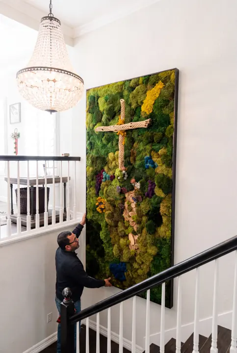 Un cuadro para la escalera. Musgo con una cruz de madera, hecho a medida.