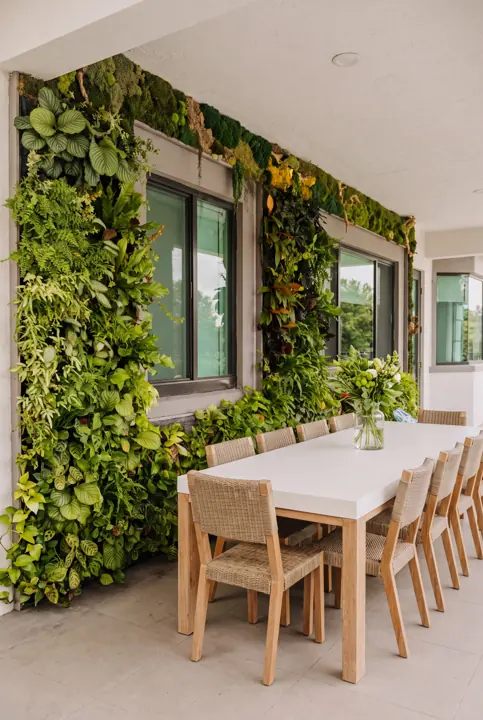 Comer entre plantas. Jardín vertical en la terraza cubierta.