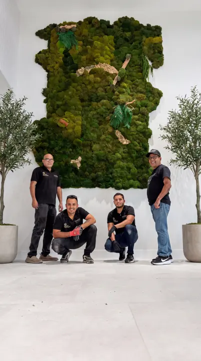 Muro terminado. Nuestro equipo junto al muro de musgo recién instalado.