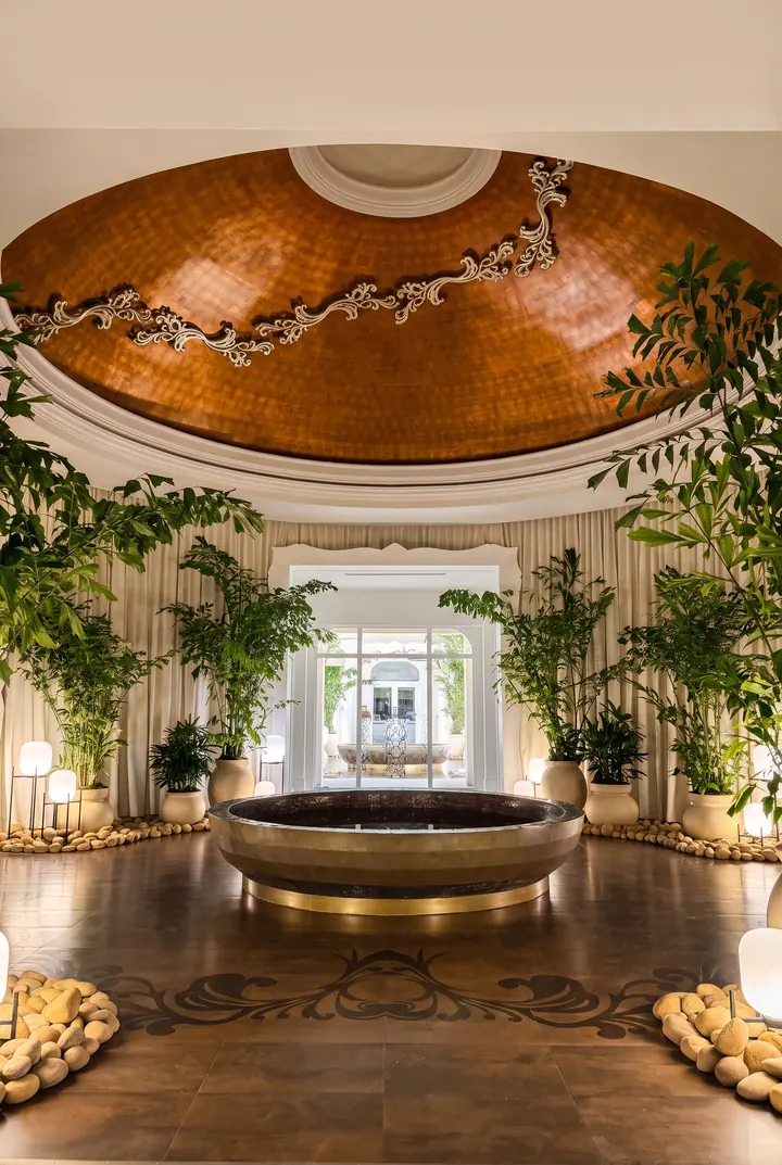 Bajo la cúpula. Palmeras y farolillos alrededor de la fuente del lobby.
