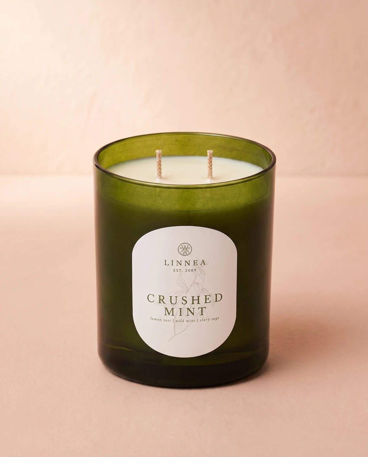Vela de soja en cristal verde con notas de menta silvestre, ralladura de limón y salvia.